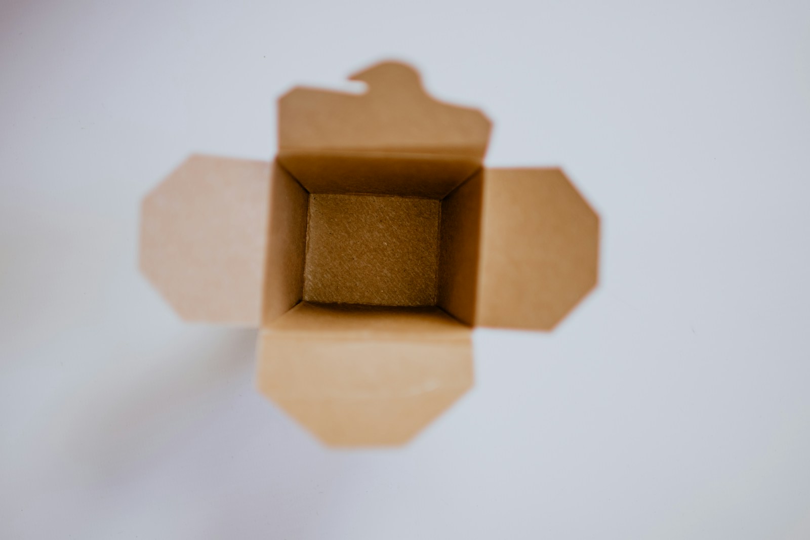 白い卓に、ふたを開けたクラフト紙の小箱が置かれている